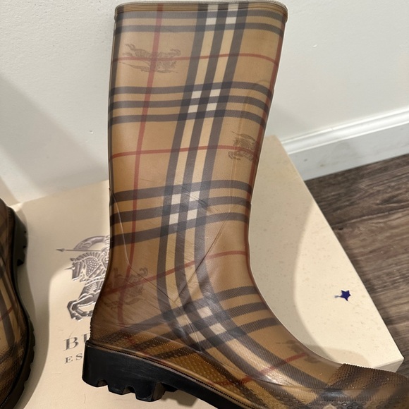 Plaid Burberry Rainboots - Picture 7 of 12